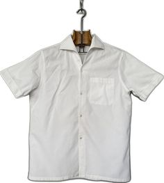 White Button Closure Polo Shirt For Summer, White Short Sleeve Polo Shirt With Button Closure, White Cotton Short Sleeve Shirt With Johnny Collar, White Cotton Johnny Collar Short Sleeve Shirt, Classic White Polo Collar Shirt, White Camp Shirt With Spread Collar And Button Closure, White Camp Shirt With Spread Collar, Unstructured Collared White Top, Classic Collared Short Sleeve Shirt