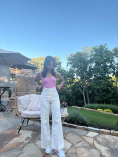 White Jean Aesthetic, White Flare Jeans Outfit Aesthetic, White Jeans Fit Aesthetic, White Flare Jeans Outfit Summer, Pantalon Blanco Outfit, Coquette Style Outfits Jeans, White Jeans Outfit Aesthetic, White Flare Jeans Outfit, White Full-length Flare Jeans For Summer