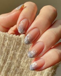 Delicate Christmas Nails, Almond Gel Nails Winter, Nails Acrylic Winter Classy, Christmas Minimalist Nails, Minimalist Winter Nails, Winter Formal Nails, Elegant Winter Nails