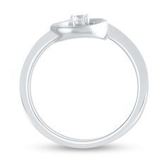 a white gold ring with a single diamond on the center and side stones in the middle