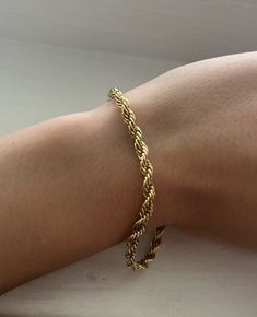 This is a vintage gold bracelet with an elegant and sophisticated chain. So pretty and simple! Minimalist Gold-tone Bracelet With Adjustable Chain, Elegant Gold-tone Jubilee Chain Bracelet, Elegant 14k Gold Tarnish-resistant Chain Bracelet, Elegant Gold-tone Chain Bracelet With Polished Finish, Elegant 14k Gold Chain Bracelet, Tarnish Resistant, Vintage Gold Bracelet, Twisted Chain, Bracelet Clasps, Green Bay