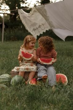 Watermelon Mini Sessions Watermelon Picnic Photoshoot, Summer Photography Aesthetic, Creative Kids Photoshoot Ideas, Kids Mini Session Ideas, Outdoor Mini Photo Session Ideas, Picnic Mini Session Ideas, Fun Kid Photoshoot Ideas, Watermelon Mini Session Ideas, Summer Mini Photo Session Ideas