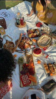 Cottagecoreaesthetic picnicpicnic ideaspicnic inspo Picnic Date Food, Cottagecore Picnic, Picnic Vibes, Picnic Inspo, Birthday Picnic, Picnic Inspiration, Picnic Aesthetic, Date Recipes, Picnic Birthday