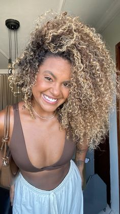 Coily Highlights, Blonde Hair Goals, Blonde Hair With Roots, Curly Color, Curly Hair Beauty, Dyed Curly Hair, Highlights Curly Hair, Curly Hair Photos