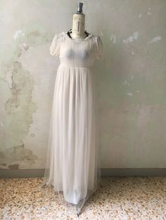 meraviglioso e perfetto abito da sposa originale anni 60 stile impero color bianco lungo abito tutto in seta bianca sormontato da un leggerissimo velo di tulle bianco vita stile impero e piccole maniche corte a palloncino piccoli volant sul collo e sulle maniche chiusura posteriore con cerniera a scomparsa CONDIZIONI PERFETTE White Empire Waist Dress With Fitted Bodice, White Dress With Fitted Bodice And Empire Waist, White Full-length Prom Dress, Spring Wedding Evening Dress With Empire Waist, Spring Wedding Empire Waist Evening Dress, White Full Length Prom Dress, White Full-length Maxi Dress For Formal Occasions, Floor-length White Bridesmaid Dress, White Floor-length Bridesmaid Wedding Dress