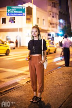 Bruna Sussekind voltou as aulas, entre os estudos e os livros novos ela achou um tempinho pra ir pro Lollapalooza. Simple Wardrobe, Neue Outfits, Outfit Jeans, Mode Inspiration, Street Styles, Birkenstock, Spring Fashion