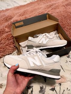 Tan New Balance Shoes Outfit, Outfits With New Balance Shoes 574, Nb 574 Women Outfit, Tan New Balance Shoes, 574 New Balance Women Outfit, White New Balance Sneakers, New Balance Shoes Cream, White Sneakers Women Outfit, New Balance 574 Beige