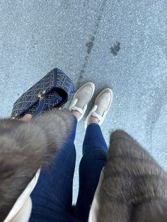 Loafers Outfit Winter, Loro Piana Shoes, Fur Loafers, Luxury Winter, Fur Shoes, Casual Day Outfits, Fancy Bags, Street Style Winter, Golden Girl