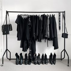 Black Capsule Wardrobe, Capsule Wardrobe 2020, Black Closet, Black Wardrobe, Capsule Wardrobe Outfits, Instagram Shopping, Fall Capsule Wardrobe, Total Black