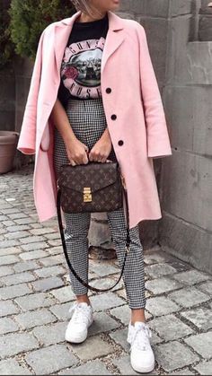 Mode Prints, Outfit Essentials, Fall Fashion Coats, Street Style Fall Outfits, Pink Coat, Cute Winter Outfits, Fall Street Style, Trend Fashion, Fashion Week Street Style