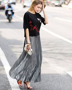 [xlmodel]-[size]-[9999Size Table Shiny Gold or Silver Pleated long Skirt. Elegant, Luxury expensive looking design, with stretched high waist pull on closure. S (US 8-10), M (US 10-12), L (US 12-14) Pattern Type: SolidDresses Length: Ankle-LengthStyle: CasualMaterial: SpandexSilhouette: PleatedWaistline: EmpireDecoration: None Compare the detail sizes with yours, pls allow 1~3cm differ due to manual measurement. Measurement In CM Size Waist Length S 64-92 95 M 66-94 96 L 68-98 97 Measurement In Long Gold Skirt, Long Skirt Winter, Gold Pleated Skirt, Floor Length Maxi Skirt, Shiny Skirts, Mesh Maxi Skirt, Long Skirt Summer, Tulle Long Skirt, Long Skirt Fashion