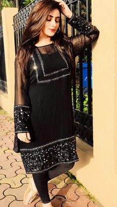 Stylish Black Dress, Pakistani Formal Dresses, Woman In Black, 파티 드레스, Pakistani Dresses Casual, Pakistani Fashion Party Wear, Salwar Kamiz, Sleeves Designs For Dresses