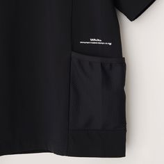 ・サイドに大きなメッシュポケットを配備した切り替えTシャツ。・細番手の糸をハイゲージで編み込んだ生地を使用。・ポリウレタンによる優れたストレッチ性。・程よいリラックスシルエット。着用モデル H：180cm 着用サイズ：2