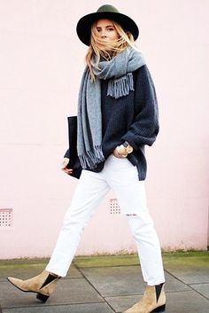 Walking Down The Street, Woman Walking, Pullover Mode, Street Style Paris, Olivia Palermo, Teen Vogue, Mode Inspo