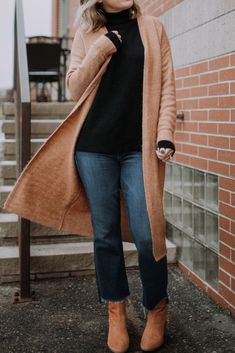 Cropped Jeans And Ankle Boots, Raw Hem Jeans With Ankle Boots, Dark Cropped Jeans Outfit, Cropped Bootcut Jeans With Boots, Mother Insider Crop Jeans Outfit, Crop Jeans With Boots, Cropped Bootcut Jeans Outfit, Kick Crop Jeans Outfit, Wedge Booties With Jeans