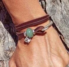 Pulsera de aventurina para mujer, pulsera boho, pulsera de cuero, pulsera de cuero para mujer, joyería boho, joyería boho, pulsera de mujer pertenece a la joyería boho, así como a la joyería boho o joyería hippie cuidadosamente diseñada y fabricada por EndiaDesign. Esta preciosa pulsera de plata está hecha de cuero genuino, una perla, una piedra preciosa aventurina (amatista, cuarzo rosa u gemas ojo de tigre) y piezas de metal zamak, todas ellas en baño de plata de 8 micras de ley. Puedes usar e Adjustable Spiritual Wrap Bracelet, Adjustable Bohemian Jewelry With Leather Strap, Casual Jewelry With Adjustable Leather Strap, Unique Adjustable Bracelet With Leather Strap, Adjustable Bohemian Bracelet With Leather Strap, Adjustable Leather Jewelry With Bracelet Strap, Adjustable Leather Strap Bracelet, Trendy Hand Wrapped Jewelry For Festivals, Trendy Hand Wrapped Jewelry