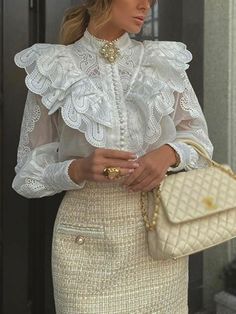 Angel Outfits, Lantern Sleeved Blouses, Classy Vintage, Gold Digger, Fashion Baby, Mode Inspo, Round Neck Tops, Lantern Sleeve, Lace Shirt