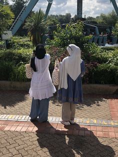 👯‍♀️ Halal Clothes, Khimar Style, Hijabi Styles, Uni Fits, Dress Over Jeans, Dear Zindagi, Hijabi Fits, Hijabi Outfit, Muslim Outfits Casual