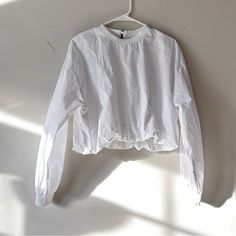 4437/101/250 White Cropped Hem Crop Top For Spring, White Cropped Hem Tops For Fall, White Cotton Crop Top For Fall, White Cropped Cotton Top, White Cotton Cropped Top, White Cotton Cropped Hem Top, White Cropped Blouse For Fall, White Cropped Zara Tops, Zara White Cropped Tops