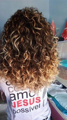 Are you looking for 16 Inches Long Curly Wigs Ombre Blonde Brown Synthetic Wigs for African Black Women? See our collection full of 16 Inches Long Curly Wigs Ombre Blonde Brown Synthetic Wigs for African Black Women and get inspired! Curly Balayage Hair, 2018 Hair, Hairstyles Bob, Cute Curly Hairstyles, Medium Curly Hair Styles, Hair Styles 2017, Hair Images, Curly Hair Care