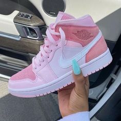 Sepatu Air Jordan, Nike Shoes Women Fashion, Pink Jordans, Trendy Shoes Sneakers, Dr Shoes, Preppy Shoes, Jordan Shoes Girls, Jordan Shoes Retro