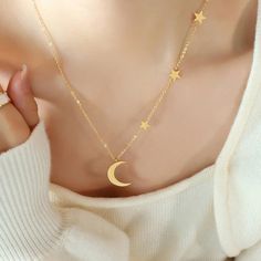 STAR MOON MYTHICAL NECKLACE – MANDUORAN Necklaces Style, Classic Necklace, Star Moon, Pendant Gold, Layered Necklace, Moon Pendant, Metal Style, Star Pendant, Style Classic