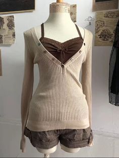 Fall Color Outfits, Brown And White Outfit, Brown Ootd, Fashion Enthusiast, 2000s Fashion Outfits, Creation Couture, Deal With It, Grunge Goth, Neutral Beige