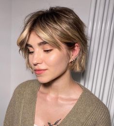 Miley Cyrus Bob Haircut, Shirt Hair Ideas Hairstyles, Soft Pixie Haircut Round Face, Blonde And Short Hair, Lena Heady Haircut, Short Layered Bob Back View, Two Tier Haircut, Blonde Short Messy Hair, Ear Length Blonde Hair