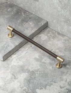 SIGNATURE slim END pull bar 186 mm in Satin Brass/Wenge. Modern cabinet hardware made of solid brass by BRANDT Collective. Pull Bar, Cabinet Fronts, Timeless Aesthetic, Shop Interiors, Satin Brass, Polished Brass, Mix And Match, Accessories Shop, Brass