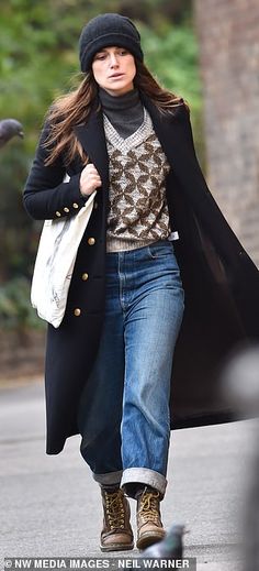 Keira Knightley Casual, Brown Dr Martens Outfit, Low Doc Martens Outfit, Brown Doc Martens Outfit, Dc Martens Boots, Low Doc Martens, Dr Martens Brown Boots, Brown Booties Outfit, Baggy Boots