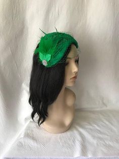 Perfect time for Wedding look, This is a classy vintage inspired 1950s - 1960s Green half hat with a modern touch perfect as a bridal fascinator hat, wedding hat, tea party hat, church hat or any other special occasion. This is a green felt headpiece create by hand and has a wire base that can fit any head size comfortably. WHAT MAKES THIS SO UNIQUE I form each piece while on my head to see how it fits and looks and then take it off and hand sew each piece. I design it to wear both ways so there Vintage Fitted Headpieces For Party, Gatsby Style Party Headband Hat, Flapper Style Fascinator For Vintage Events, Flapper Hat Headpiece For Party, Vintage Wedding Costume Hat With Pinched Crown, Vintage Headpieces For Wedding And Kentucky Derby, Vintage Wedding Hat With Pinched Crown, Flapper Party Hat Headpiece, Vintage Wedding Headpiece For Kentucky Derby