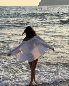 Beach Aesthetic Poses Women, Summer Beach Poses Photo Ideas, Beach Shoot Aesthetic, Beach Shoot Poses, Beach Photo Poses For Women, Women Beach Photoshoot, Instagram Beach Post Ideas, Photoshoot Ideas Sea, Beach Portraits Woman