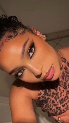 Makeup Idea For Brown Eyes, Bold Makeup Brown Eyes, Birthday Makeup Easy, Clubbing Makeup Night, Cute Party Makeup Looks, Make Up Aesthetic Pictures, Makeup Looks Dark Hair, Makeup Birthday Looks, Makeup Ideas For Birthday