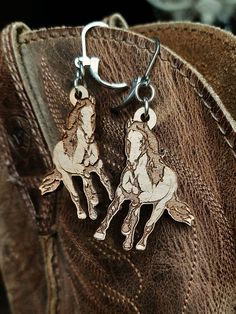 These wooden horse earrings would make a unique gift for a cowgirl!  Whether it's to give as a birthday gift or to slip into the Christmas stocking (or to treat yourself you can be sure that the woman who receives them will be overjoyed!!  ♥ stainless steel clasp (hypo-allergenic and durable) leverback type ♥ made of cherry wood  ♥ laser cut and engraved  --------------------- -------------------------------------------------- -  ♥ TAKE CARE OF THE EARRINGS ♥  - It is not recommended to expose t Western Style Earrings For Gifts, Rustic Dangle Earrings For Gift, Rustic Dangle Earrings As A Gift, Bday List, Country Jewelry, Horse Earrings, Equestrian Gifts, Western Earrings, Wooden Horse