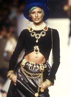 Models 90s, Original Supermodels, Chanel Couture, Linda Evangelista, 1990s Fashion, Couture Runway, Chanel Jewelry