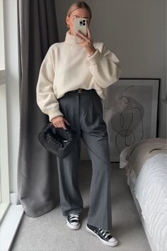 Casual Trousers Outfit Summer, Grey Houndstooth Pants Outfit, Grey Straight Leg Trousers Outfit, Grey Straight Pants Outfit, Dark Gray Slacks Outfit Women, Grey Suit Trousers Women Outfit, Grey Tailored Trousers Outfit