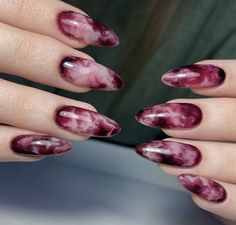 Simple Maroon Nails, Nail Art Maroon Marble, New Year Nails Red, Burgundy Marble Nail Designs, Red Gold Marble Nails, Marble Nails Burgundy, Maroon Marble Nails, Cat Eye Nails Ideas, Burgundy Marble Nails