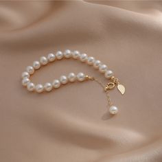 Bracelets Made By Hand, Pearl Bracelet Gold Indian, Pearl Bracelet Ideas, Pearl Jewellery Designs, خواتم خطوبة, Real Pearl Bracelet, Real Pearl Jewellery, Symbol Of Life, Gold Pearl Bracelet