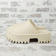 New Brand Jeffrey Campbell Color Cream Type Sandal Upper Material Synthetic Department Women Style Clog Us Shoe Size 8 Beige Platform Slip-on Slippers, White Casual Platform Mules, Casual White Platform Mules, Beige Closed Toe Slip-ons With Rubber Sole, Beige Slip-on Mules With Round Toe, White Slip-on Platform Slippers With Rubber Sole, Spring Platform Slippers With Rubber Sole And Round Toe, White Platform Clogs For Spring, White Spring Platform Clogs