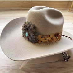 "Natural feather hat band. Brown feathers with black iridescent tips. Center crown measures 2.5\" W x 2.25\" H. Adjustable with leather lace ties. Natural feathers Adjustable hatband *This product is for 1 single hat band. Hat not included." Hat Belts, Feather Hat Band, Womens Western Hats, Western Men, Cowboy Hat Bands, Hat Bands, Black Iridescent, Country Style Outfits, Leather Craft Projects