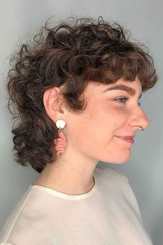 short-curly-mullet Modern Mullet Haircut, Short Curls, Short Curly Haircuts, Haircuts For Wavy Hair, Curly Hair Inspiration