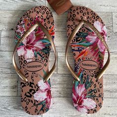 Nwt Havaianas Womens Crocus Rose Flip Flop Sandals. Never Worn. Bronze/Gold Straps. Leopard & Flower Print. Size 11/12 Or 43/44 Eur. Pink Summer Slippers For Beach Season, Pink Slip-on Flip Flops For Beach Season, Pink Cushioned Flip Flops For The Beach, Non-slip Pink Flip Flops For Vacation, Pink Non-slip Summer Slippers, Pink Tropical Style Flip Flops For Summer, Pink Tropical Flip Flops For Summer, Casual Adjustable Pink Slippers, Pink Tropical Style Flip Flops With Round Toe