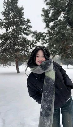 Girls In Snow Aesthetic, Korean Winter Outfits Aesthetic, Japan Winter Aesthetic Outfit, Poses For Christmas Lights, Winter In Hokkaido, Winter Lake Outfit, Winter Hokkaido Outfit, Snow Selfies Ideas, Outfits For Iceland Winter