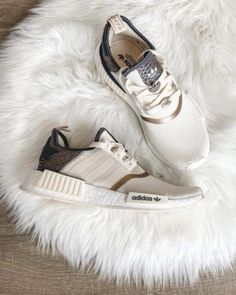 Trending Shoes 2023, Shoes Trending, Adidas Originals Nmd R1, Trendy Shoes Sneakers, Shoes 2023, Suit Shoes, Nmd R1