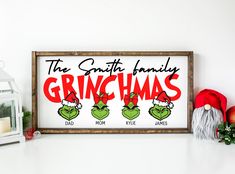 there is a sign that says the santa's family grinchmas on it