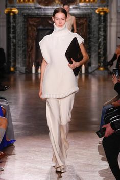 Victoria Beckham Fall 2024 Ready-to-Wear Runway, Fashion Show & Collection Review [PHOTOS] Jumpsuit Winter Outfit, Dramatic Dresses, Victoria And David, Moda Paris, Fashion Revolution, Knitwear Design, Fashion Show Collection, Fall 2024, Victoria Beckham