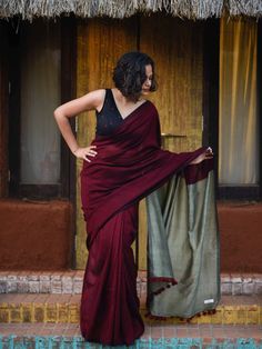 Maroon Saree, Plain Saree, Simple Sarees, Sonam Kapoor, Contrast Blouse, Stylish Sarees, Saree Look, Saree Blouse Designs, Saree Collection