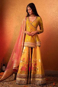 Blouse Sweetheart Neck, Kurta Lehenga, Lehenga Designs Simple, Lehenga Blouse Designs, Indian Dresses Traditional, Traditional Indian Outfits, Ethnic Outfits