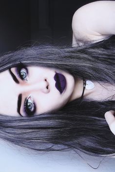 makeup & hair Styl Goth, Makeup Emo, Fete Emo, Tutorial Eyeliner, Scene Girl, Purple Lips, Purple Makeup, Alternative Makeup