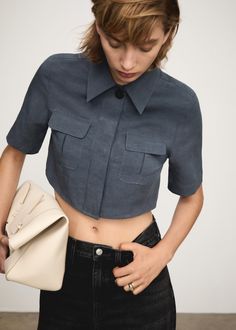 Linen and lyocell blend fabric. Cropped design. Straight design. Shirt-style collar. Short sleeve. Two front flap pockets. Concealed front button fastening. Side length 8.46 in. Back length 18.07 in Blazer Jeans, Mango Fashion, Cropped Shirt, Collar Pattern, Pocket Shirt, Denim Coat, Denim Outfit, Crop Shirt, Blue Blouse